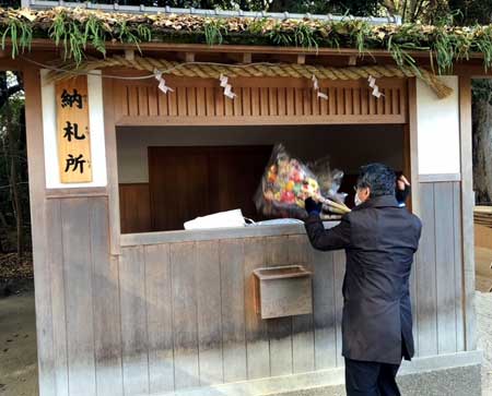 三密を避けて納会・熊手返納・受取