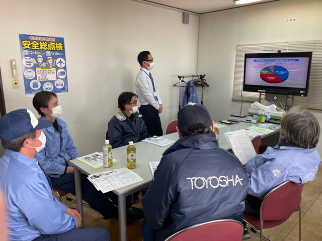 松戸営業所では、千葉ユニキャリア販売㈱様によるフォークリフトの安全講習会を実施しました。