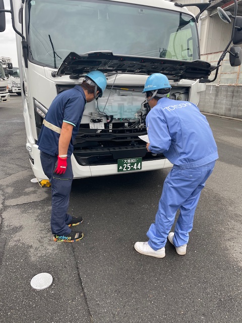 若手社員(Ｈ・Ｎ)が入社！中型免許取得にチャレンジ中、現場での活躍が今から楽しみです(北大阪営業所)